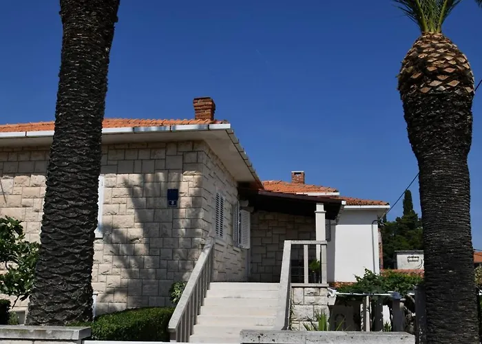 B With Terrace 1 Min Walk To The